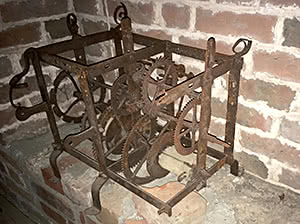 Das alte Uhrwerk der Turmuhr der Kirche von Jesendorf